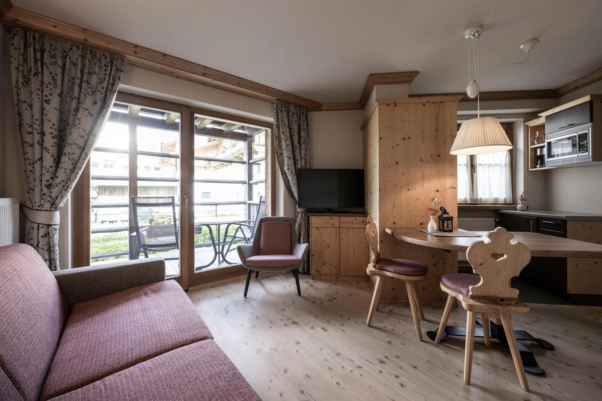 Post Alpina - Family Mountain Chalets San Candido Room photo