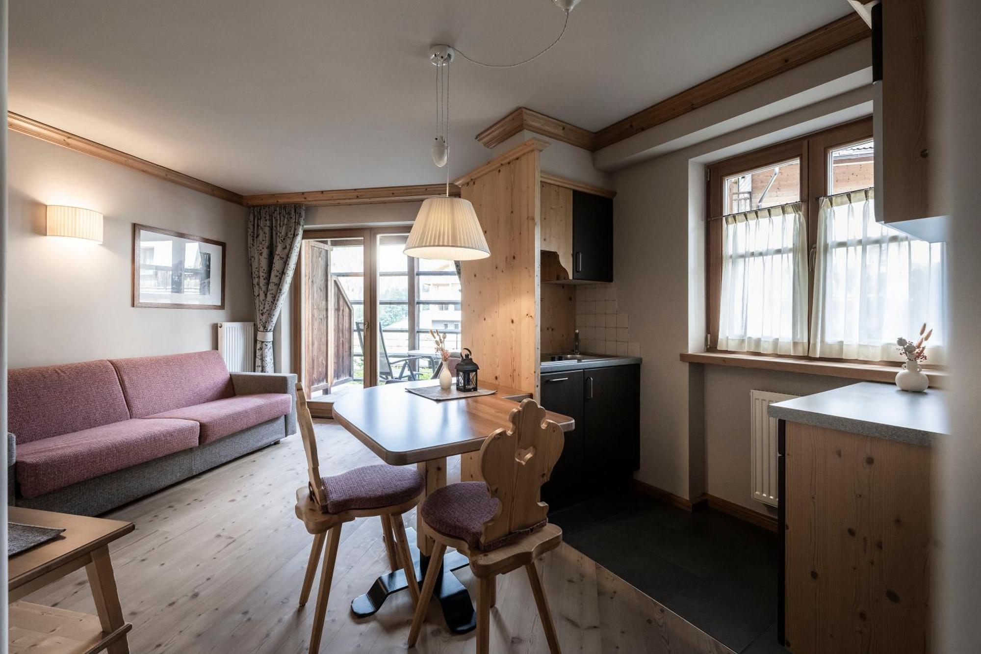 Post Alpina - Family Mountain Chalets San Candido Room photo