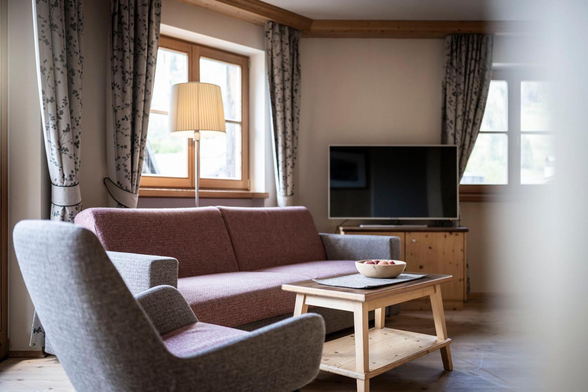Post Alpina - Family Mountain Chalets San Candido Room photo