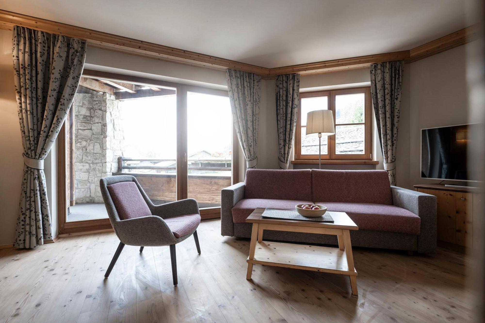 Post Alpina - Family Mountain Chalets San Candido Room photo
