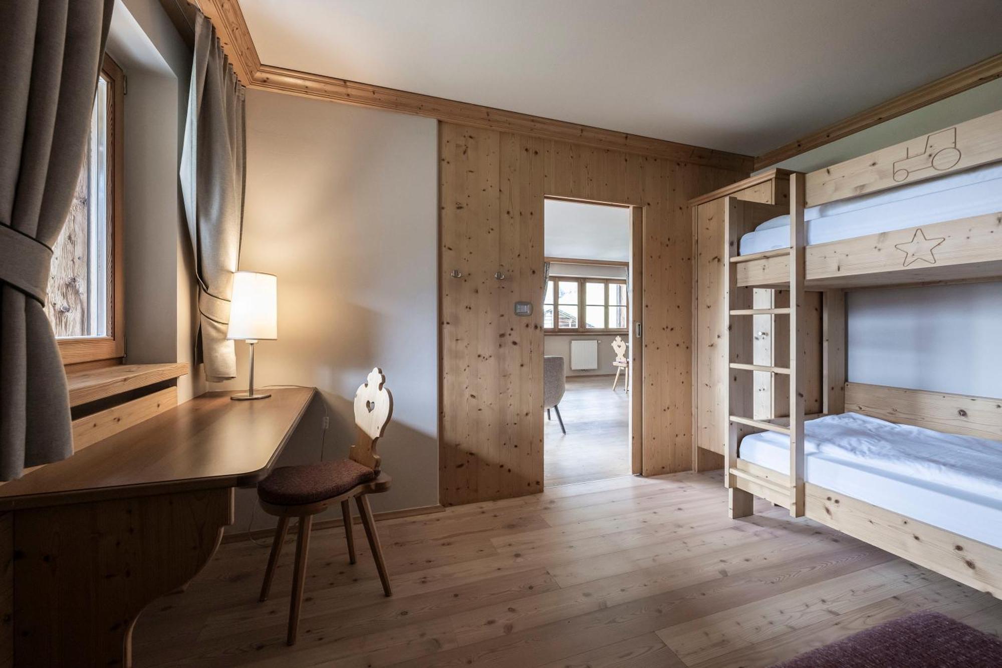 Post Alpina - Family Mountain Chalets San Candido Room photo