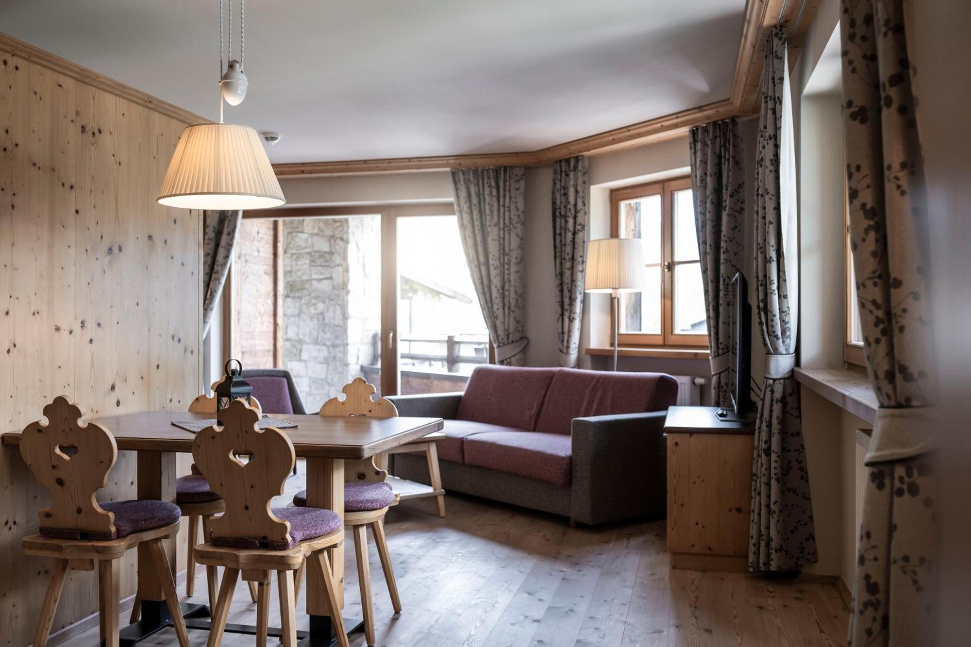 Post Alpina - Family Mountain Chalets San Candido Room photo